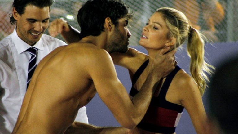 Моделите Кристина Тосио и Хуан Бетенкур бяха принудени да захвърлят част от дрехите след игра на стрип тенис.
