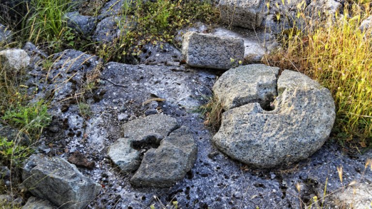 Следи от миналото, разпръснати из землището на крепостта