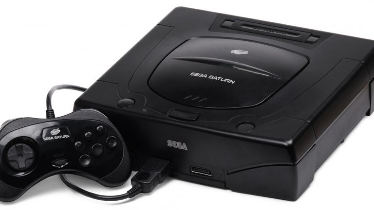 Sega Saturn: септември ще бъде май

На 11 май 1995 г. се провежда пресконференцията на Sega в рамките на първото издание на геймърското изложение Е3. Японската компания определено се нуждае от силен ход, особено след слабото представяне на Mеga CD и 32X, затова премиерата на новата конзола Saturn трябва да е безупречна. В началото на 1995 г. президентът на Sega of America обявява, че датата на излизане на конзолата е събота, 2 септември 1995 г. Денят дори става известен като Saturnday, геймърите вече потриват ръце, а издатели и разработчици почват да правят планове за масивната премиера.

Представете си тогава изненадата им, когато по време на майската конференция на Е3 1995 Sega обявява, че Saturnday е просто една маркетингова измама. Новата конзола вече е тук и тълпите от фенове могат да си я закупят веднага. Японците са внесли тайно голямо количество конзоли, които са складирани по рафтовете на големите вериги.

Само дето същите тези тълпи от фенове се чувстват по-скоро излъгани, отколкото приятно изненадани. Да не говорим за издателите и студиата, които вече са си направили внимателно разчетени планове да пуснат своите игри през есента. Майската премиера на Saturn означава, че повечето им игри изобщо няма да бъдат достъпни по това време, което автоматично означава доста пропуснати ползи. На всичкото отгоре, дори търговските вериги не са склонни да съхраняват конзолата с месеци преди да дойдат повече игри за нея и в резултат доста магазини направо премахват Saturn от рафтовете си, за да направят място на новия PlayStation.
