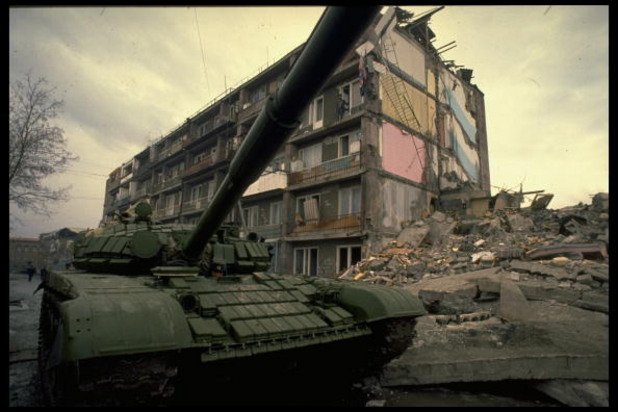 Арменското земетресение от 7 декември 1988 е с магнитуд. Земетресението има магнитуд 7,2, а епицентърът му е близо до град Спитак в Армения, тогава част от Съветския съюз. Град Спитак е почти напълно разрушен, като щети има и в градовете Ленинакан (Гюмри) и Кировакан (Ванадзор), както и в селата в региона. Разрушени са много училища и болници. Това, заедно с ниските зимни температури и неадекватната реакция на администрацията, затруднява хуманитарните и възстановителни работи непосредствено след земетресението. Загиват около 25 000 души