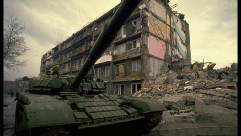 Арменското земетресение от 7 декември 1988 е с магнитуд. Земетресението има магнитуд 7,2, а епицентърът му е близо до град Спитак в Армения, тогава част от Съветския съюз. Град Спитак е почти напълно разрушен, като щети има и в градовете Ленинакан (Гюмри) и Кировакан (Ванадзор), както и в селата в региона. Разрушени са много училища и болници. Това, заедно с ниските зимни температури и неадекватната реакция на администрацията, затруднява хуманитарните и възстановителни работи непосредствено след земетресението. Загиват около 25 000 души