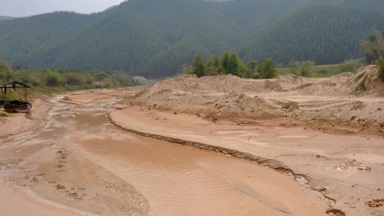 Хората замърсяват реките с какво ли не - в случая с отпадъци от производство на глина.