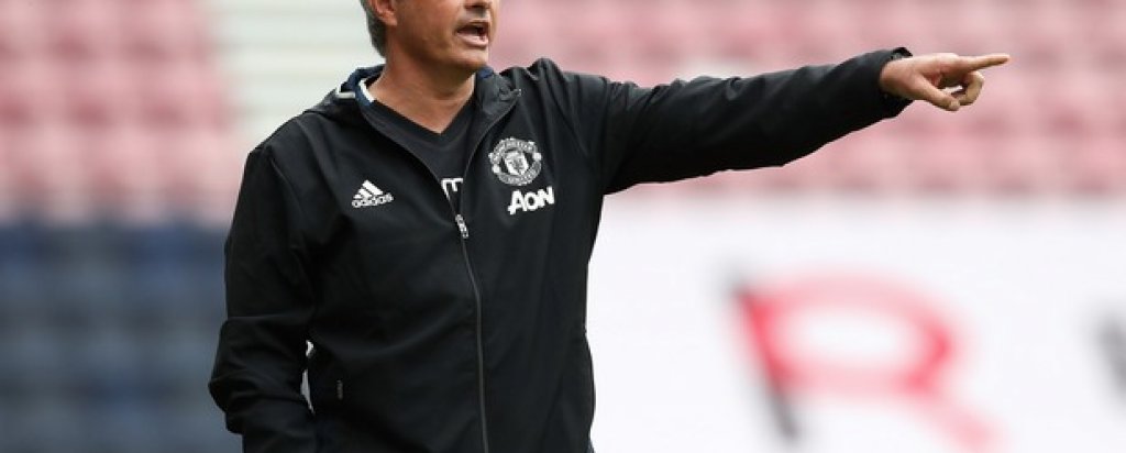 Жозе Моуриньо (Борнемут – Манчестър Юнайтед 1:3)
Беше казал, че ще разчита на две схеми този сезон: 4-2-3-1 и 4-3-3. Без наказания Погба той заложи на първата, с Андер Ерера и Маруан Фелайни като халфове зад Руни и Ибрахимович. През мача Моуриньо не показа твърде много емоции, освен в случая, когато Ибрахимович откри головата си сметка във Висшата лига. Бурното трансферно лято и новите звезди в отбора бяха изпълнили феновете с надежди, но след мача португалецът беше сдържан и използва думата „контрол”, за да опише представянето на отбора – любима дума и на сър Алекс Фъргюсън. Като цяло, спокойни първи три точки в очакване на влизането на Погба.
Оценка: 7/10