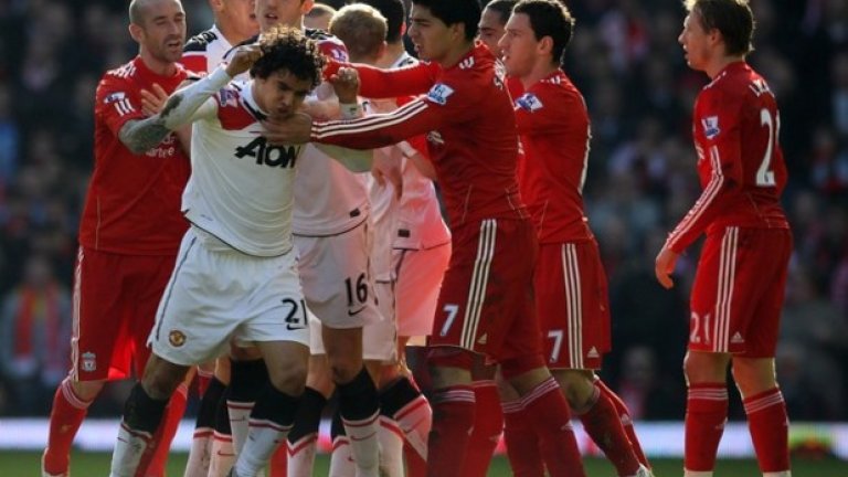 8. В едно дерби с Юнайтед закъснял шпагат на Рафаел срещу Лукас разпали страстите, а докато футболистите на двата отбора се бутаха и дърпаха, Суарес оскуба бразилеца.