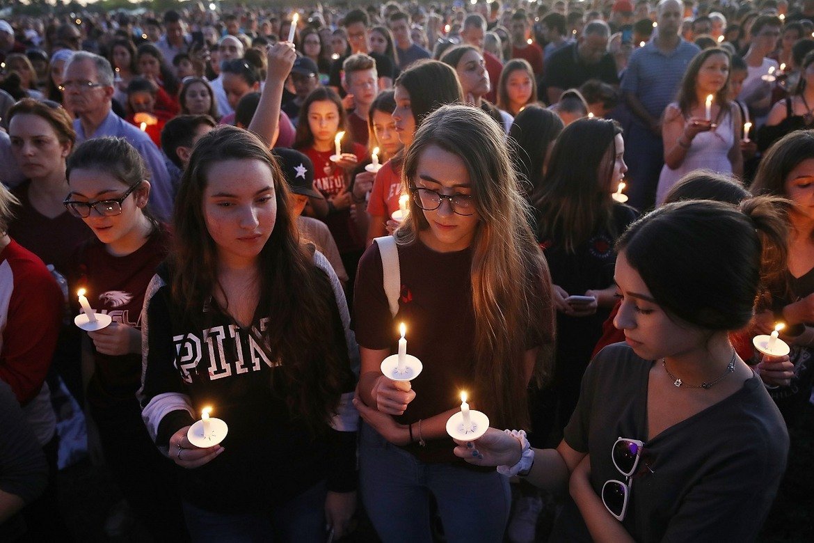 Хиляди се събраха на бдение в памет на жертвите с призив за по-строг контрол върху продажбата на оръжие в САЩ.