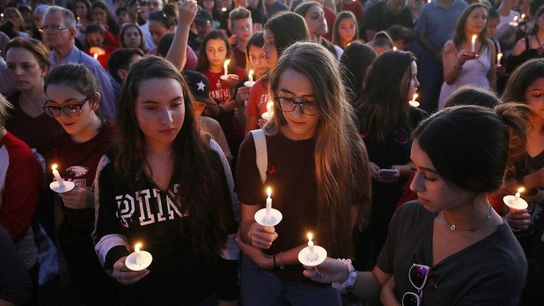 Хиляди се събраха на бдение в памет на жертвите с призив за по-строг контрол върху продажбата на оръжие в САЩ.