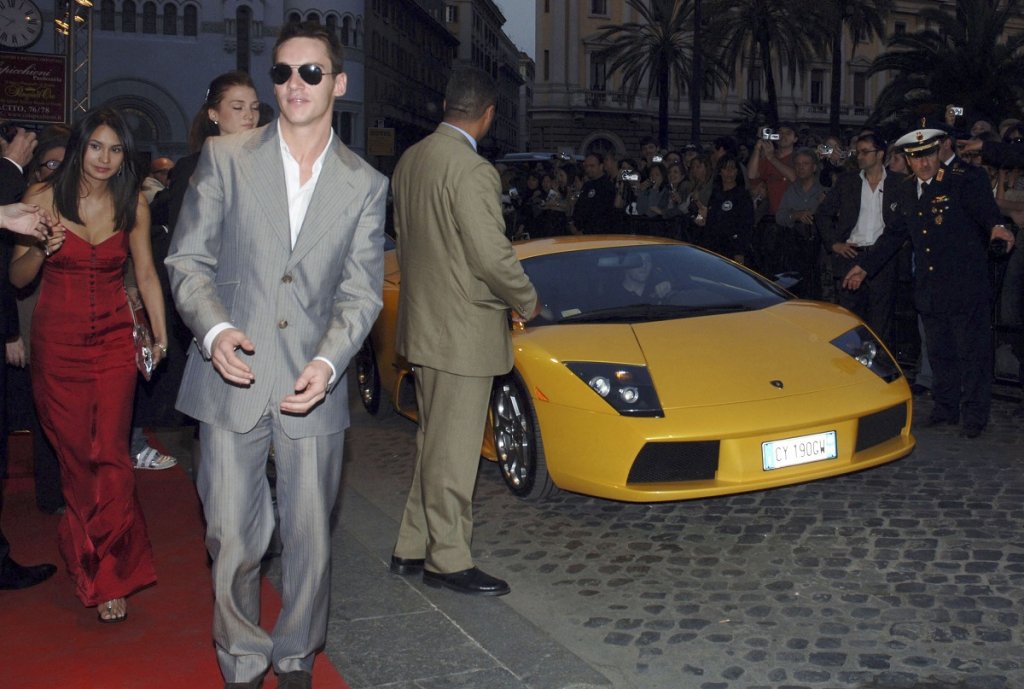 Шофира пиян
За проблемите на актьора с алкохола започва да се говори, след като се появява пиян на публични места, но постъпва в рехабилитационен център едва когато полицията в Малибу го хваща, че кара пиян. Доволно почерпеният Майърс удря движещата се пред него кола, а когато му вземат проба на място, разбират, че шофирал със сериозни стойности на алкохол в кръвта. Освен сериозна глоба, властите в Лос Анджелис принуждават актьора и да постъпи в център за лечение на зависимости.