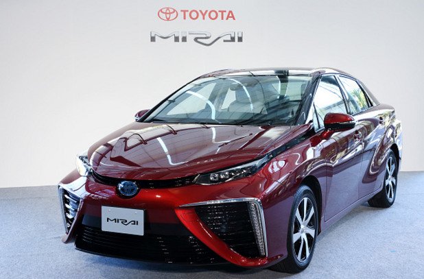 Toyota пуска серийна кола на водород
