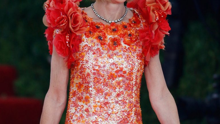 "Домакинята" на събитието - главната редакторка на американския Vogue - Ана Уинтър се появи в музея
в оранжево-червен флорален тоалет
