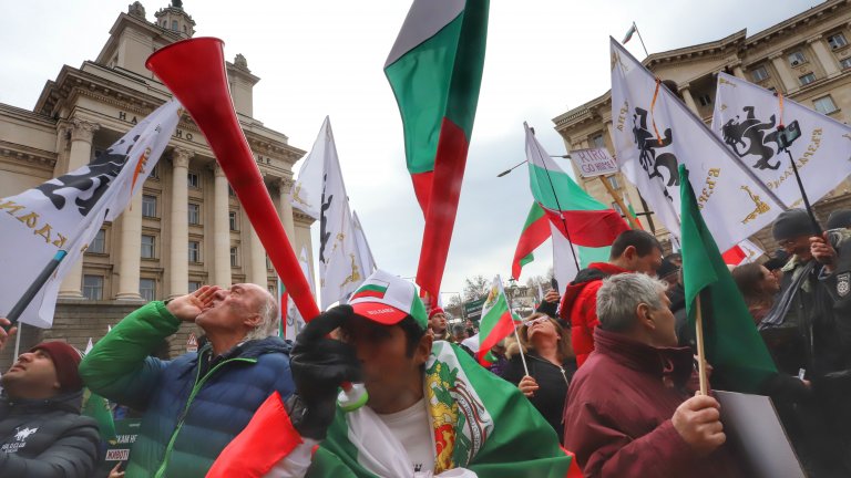 "Възраждане" на протест срещу мерките, Петков излезе да говори с тях (Снимки)