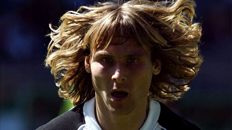 Буйните руси къдрици на чехът се превърнаха в негова запазена марка. И до днес всеки футболист с подобна визия съзнателно или не е сравняван именно с него, но никой не е като Павел Недвед.