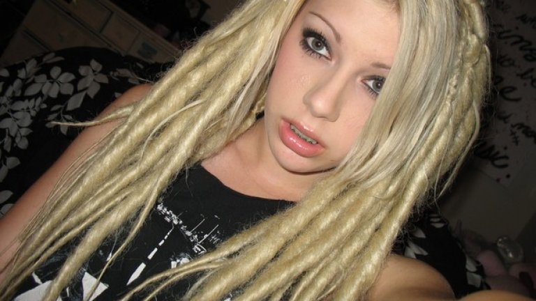 Но още на следващия ден либералното медийно пространство инициира отблъскваща пропагандна война срещу младежа и прави всичко възможно, за да оправдае бруталното поведение на дамата от африкански произход.