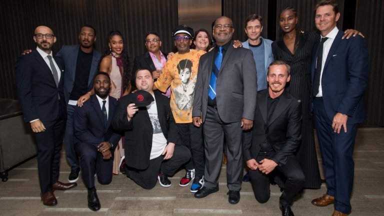 Столуърт (със синята вратовръзка) с екипа на филма, посветен на неговото разследване.