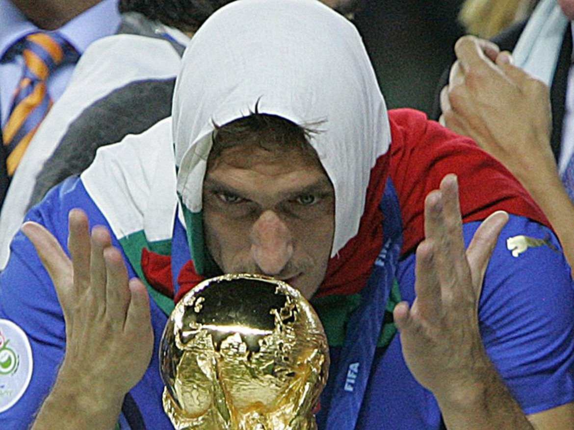 Франческо Тоти
Дори „Олимпико“ не бе достатъчно голям, за да побере сълзите, пролети след последния мач на Франческо Тоти. Той е Принца на Рим и един от най-паметните футболисти не само в историята на Италия, но и на спорта, като цяло. Със своите 250 гола в над 600 мача се нарежда на второ място във вечната ранглиста на Серия А, а само за Рома е далеч над всички. Тоти стана веднъж шампион на Италия и два пъти носител на Купата. На два пъти бе избиран за футболист №1 на Ботуша и веднъж стана голмайстор в Калчото. През 2006 г. вдигна и световната титла с националния отбор на Италия.

„Невъзможно е да събереш 28 години в няколко фрази. Бих искал да го направя с песен или поема, но не съм добър в тези неща. Опитах се да се изразявам с краката си, защото това ми изглежда по-лесният начин”, каза на прощаването си с феновете на Рома Тоти.