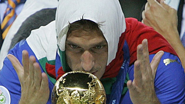 Принца на Рим е носител и на Световната купа, до която стигна със Скуадра Адзура след победа над Франция във финала през 2006-а. Полузащитникът взе участие във всичките седем двубоя (заедно с Прило и Канаваро), а общо за Италия има 57 мача.