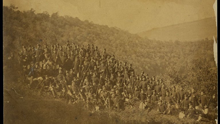 Българи доброволци от Сръбско-турската война (1876 г.) под командата на Райчо Николов и главнокомандващ ген. Михаил Черняев. 1876 г. Източник: ФотоАрхив.bg