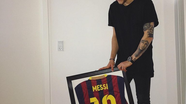 Фланелка е на Николай Бойлсен от времето му в Аякс. След като Меси пусна своята колекция в Instagram, Бойлсен, който тогава играеше за Копенхаген, отговори също в социалната мрежа, че сега и той е „задължен“ да окачи фланелката на Меси.