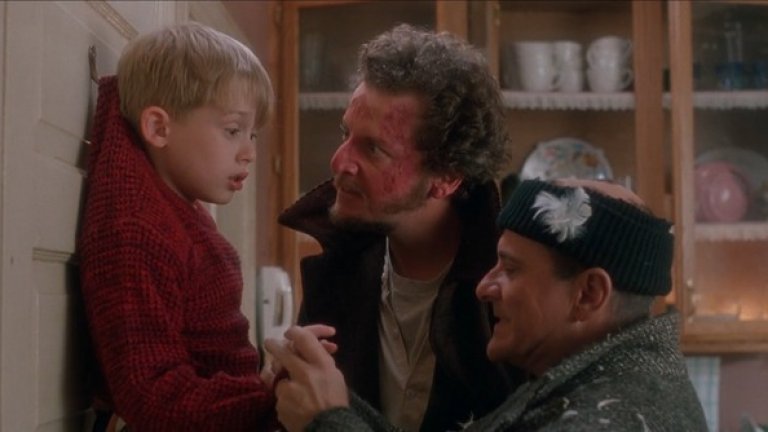 Сам вкъщи (Home Alone)
Децата обожават пакостника Кевин Макалистър, 8-годишно момче, чието семейство..... всъщност този филм няма нужда от синопсис. Всички сме го гледали и знаем, че е легенда. Ако не сте, не казвайте на никой и бързо проправете пропуска.