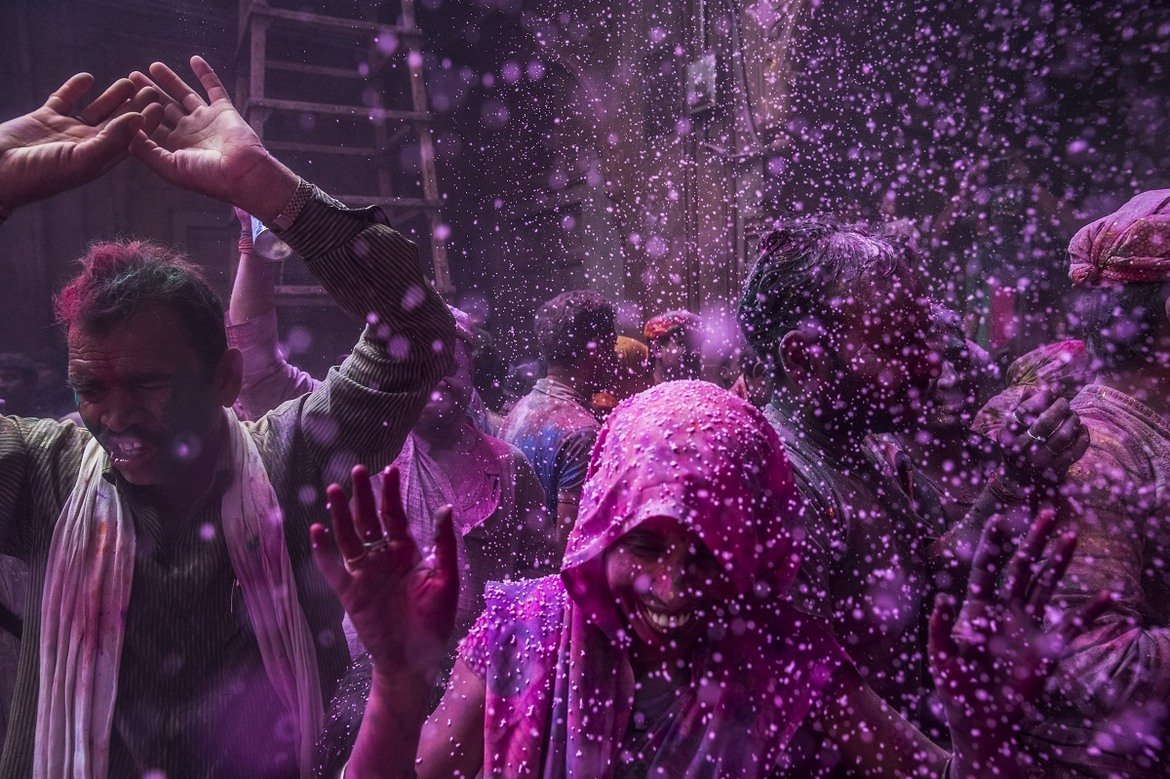 В Индия е време за Холи - пищният празник на пролетта и цветовете