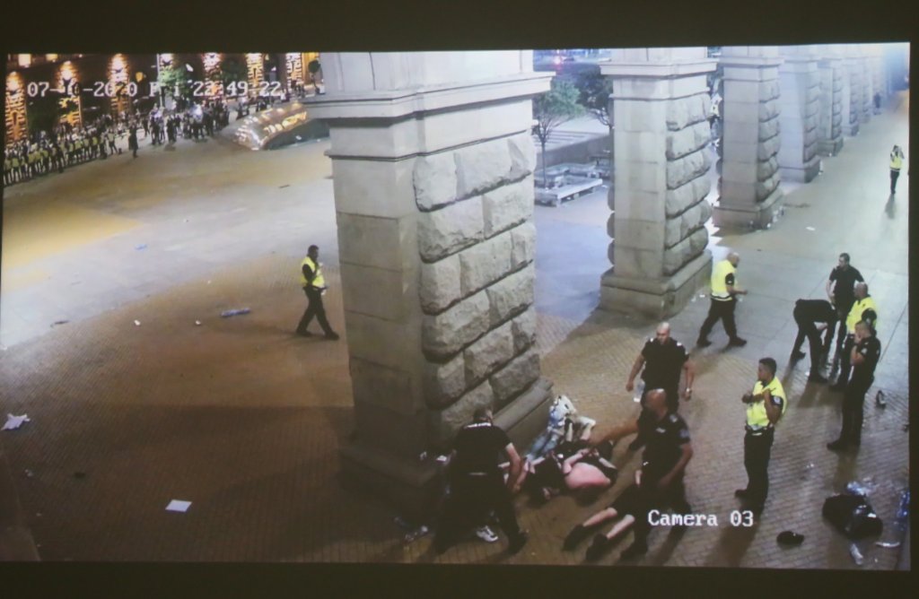 На кадрите се виждат седем души зад колоните на НДК, които са бити с ритници и палки