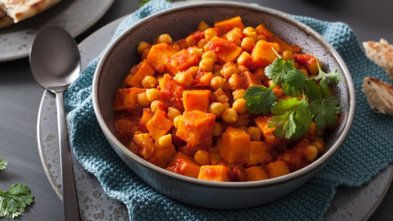 Къри с картофи и нахутТопло, сгряващо и засищащо ястие с източен привкус. За него в дълбок тиган запържваме една глава лук на ситно и добавяме 2 големи картофа на кубчета. След като омекнат леко, добавяме и 300 грама сварен нахут от консерва и малко от водата му, подправяме със сол, пипер и лют червен пипер. 

След като течността изври, прибавяме две лъжици доматено пюре, 200 милилитра зеленчуков бульон и 400 милилитра кокосово мляко. Оставяме кърито да се сгъсти и течността да изври напълно, като разбъркваме от време на време. Сервираме топло, поръсено с магданоз или кориандър.