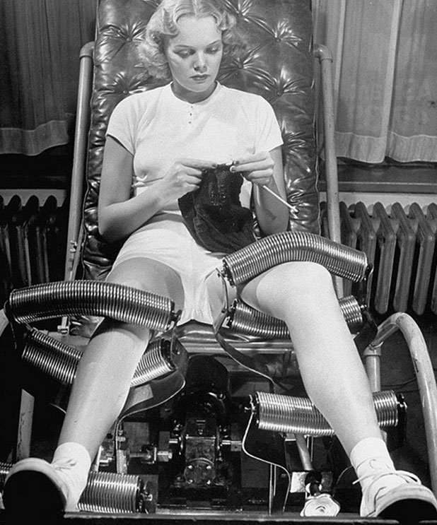 През 40-те дамите посещават процедури за отслабване в салони, предлагащи столове като тези за масаж на крака с метални пружини и ролери
