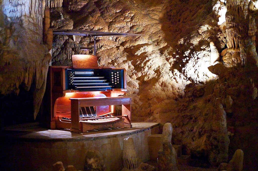 Stalacpipe_Organ_booth_at_Luray_Caverns_(2012-03-24_19.25.14_by_Jon_Callas)