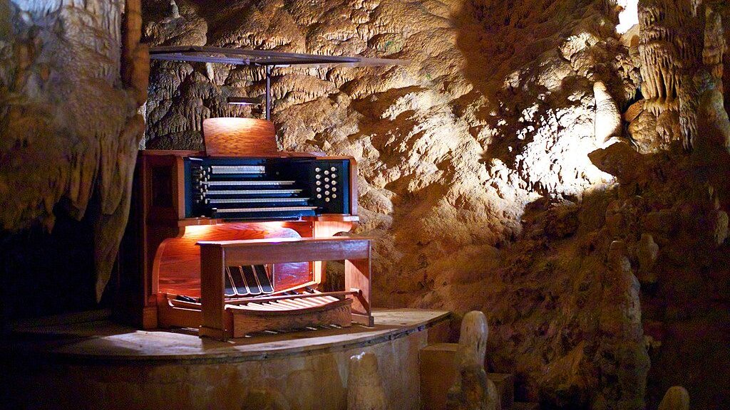 Stalacpipe_Organ_booth_at_Luray_Caverns_(2012-03-24_19.25.14_by_Jon_Callas)