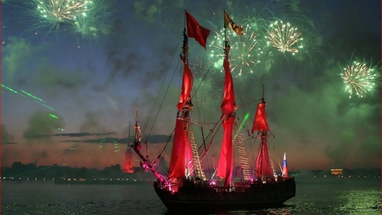 По време на Фестивала на белите нощи в Санкт Петербург, Русия може да се види ветроход с червени платна, който плува по Нева