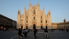 Готическата катедрала, известна като Дуомо, е символът на Милано, наред с футбола, модата и операта