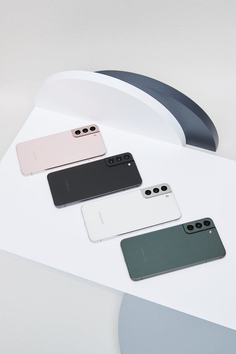 Samsung Galaxy S22 и S22+ се предлагат в четири цвята - Мистично бяло, Мистично черно, Зелено и Розово златно