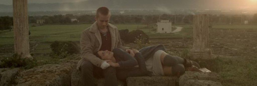 Spring
След смъртта на майка му самотникът Еван заминава за Европа и открива надежда в лицето на мистериозната Луиз. Но Spring не е някоя романтична комедия и Еван скоро разбира, че момичето на мечтите му си има чудовищна тайна.
И тук клишетата на инди хорърите са до голяма степен избегнати, а ужасът и романсът са съчетани успешно без изпадане в излишна сантименталност.