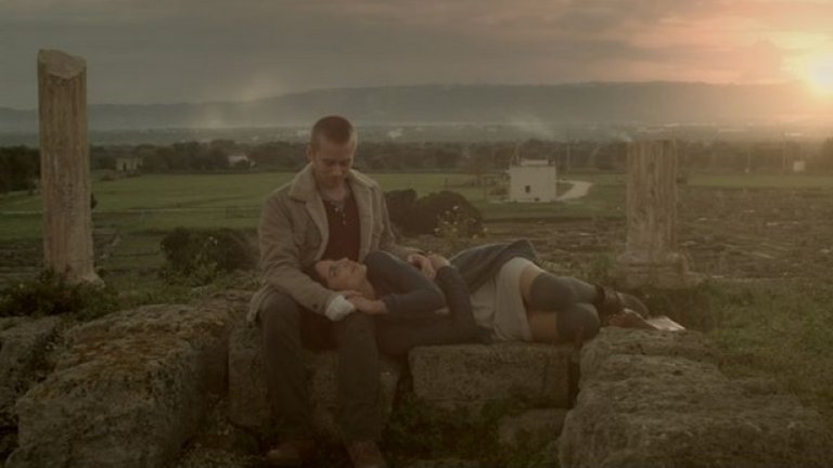 Spring
След смъртта на майка му самотникът Еван заминава за Европа и открива надежда в лицето на мистериозната Луиз. Но Spring не е някоя романтична комедия и Еван скоро разбира, че момичето на мечтите му си има чудовищна тайна.
И тук клишетата на инди хорърите са до голяма степен избегнати, а ужасът и романсът са съчетани успешно без изпадане в излишна сантименталност.