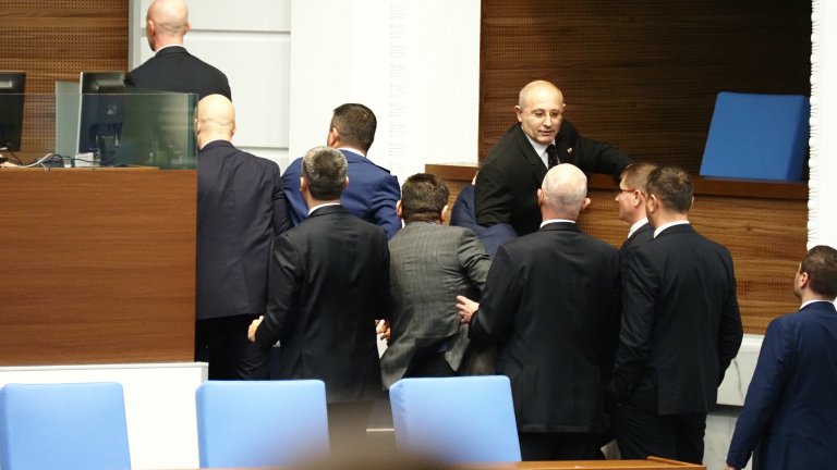 Депутати на ДПС и "Възраждане" се сдърпаха заради кабел, Пеевски брани Йордан Цонев с тяло