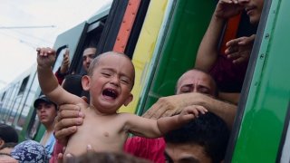 TOPSHOTS-HUNGARY-EUROPE-MIGRANTS-AUSTRIA-EU-MIGRATION
