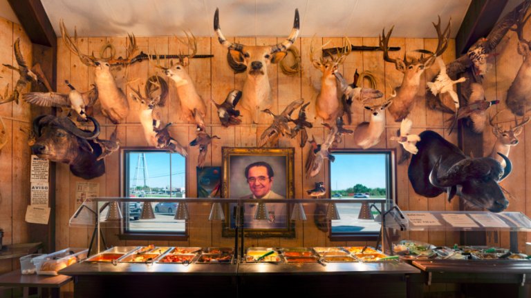 Категория "Натюрморт": Ричард Фришман, американец, със снимката "Неделен бюфет в барбекю-ресторанта на Джери Милешка; Колумбъс, Тексас 2017"