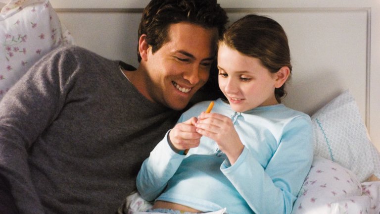 Definitely, Maybe / "Определено, може би"
Все още помним времето, когато Райън Рейнолдс не беше нацепеният, мускулест и устат супергерой, а просто актьор за романтични филми. Истината е, че и тогава той имаше доста добри попадения, а "Определено, може би" безспорно и без може би е едно от тях. Във филма той играе млад разведен баща, който решава да разкаже на дъщеря си историята за това как се е влюбил в майка й. За щастие това начинание му отнема само около час и половина вместо 9 сезона (както става с едно шоу, посветено на същата тематика). Филмът е забавен, върви изключително леко и има симпатични герои, които просто те карат да ги харесаш. И определено, може би ще е перфектен избор за романтична вечер с половинката.