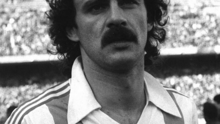 
Хесус Мари Сатрустеги
Това е човекът с най-голям принос за двете титли през 80-те. И до ден-днешен е със статут на полубожество в Сан Себастиан. Отбелязва 29 гола в двете шампионски кампании. 
