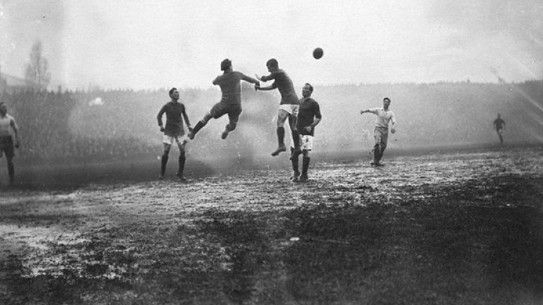 Борба за висока топка в мача Арсенал - Престън за ФА къп 

през 1922-а на "Хайбъри". Мачът приключва 1:1, а Престън 

печели преиграването с 2:1 и се класира за финал, който 

губи от Хъдърсфийлд
