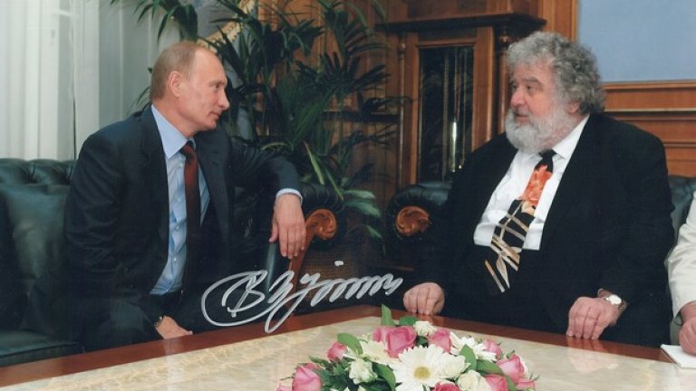 През 2010 г. при срещата си с Путин Блейзър пише: "Той ме погледна с много сериозно изражение, без помен от усмивка, и каза: "Да знаете, приличате ми на Карл Маркс!".
