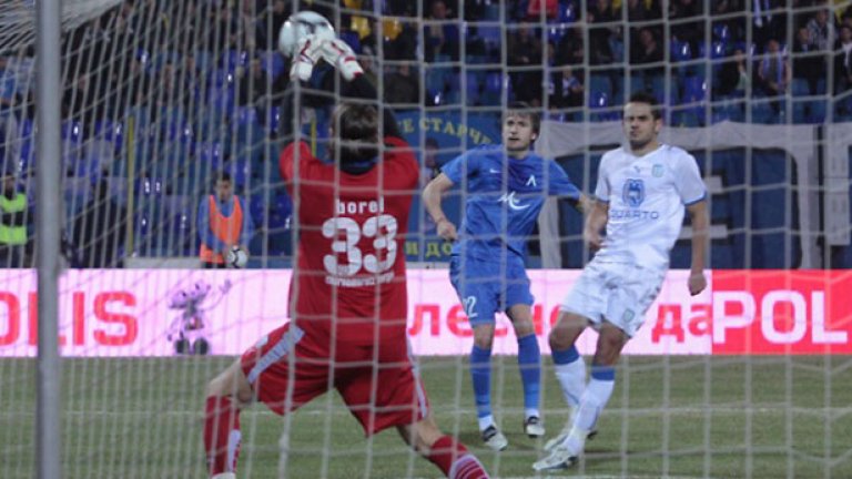 Македонският национал Дарко Тасевски отбеляза единствения гол в мача