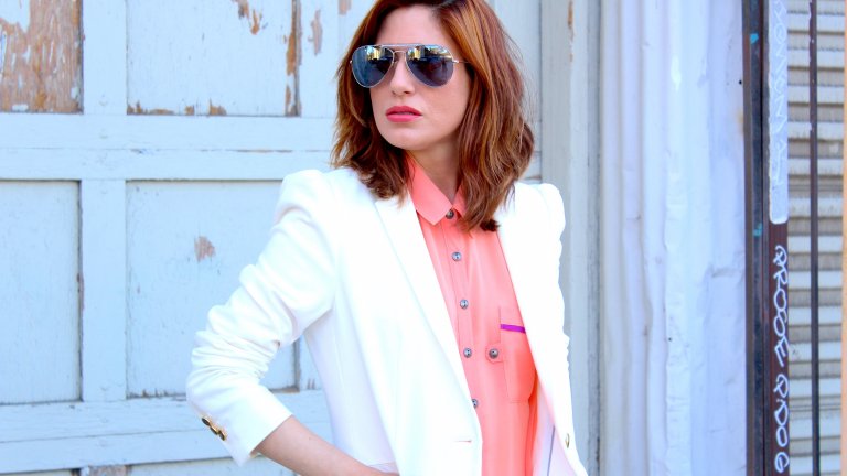 Блейзър
Той е една от любимите горни дрехи и на двата пола, независимо каква е дължината и разцветката му. С елегантната си кройка блейзърът винаги е точният завършек на тоалета ви, а и до този момент никога не е излизал от мода. А може би това никога няма да се случи.