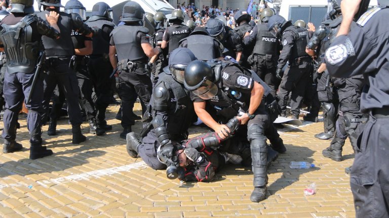 "Велико народно въстание": Напрежение на площaда и лют спрей срещу протестиращите
