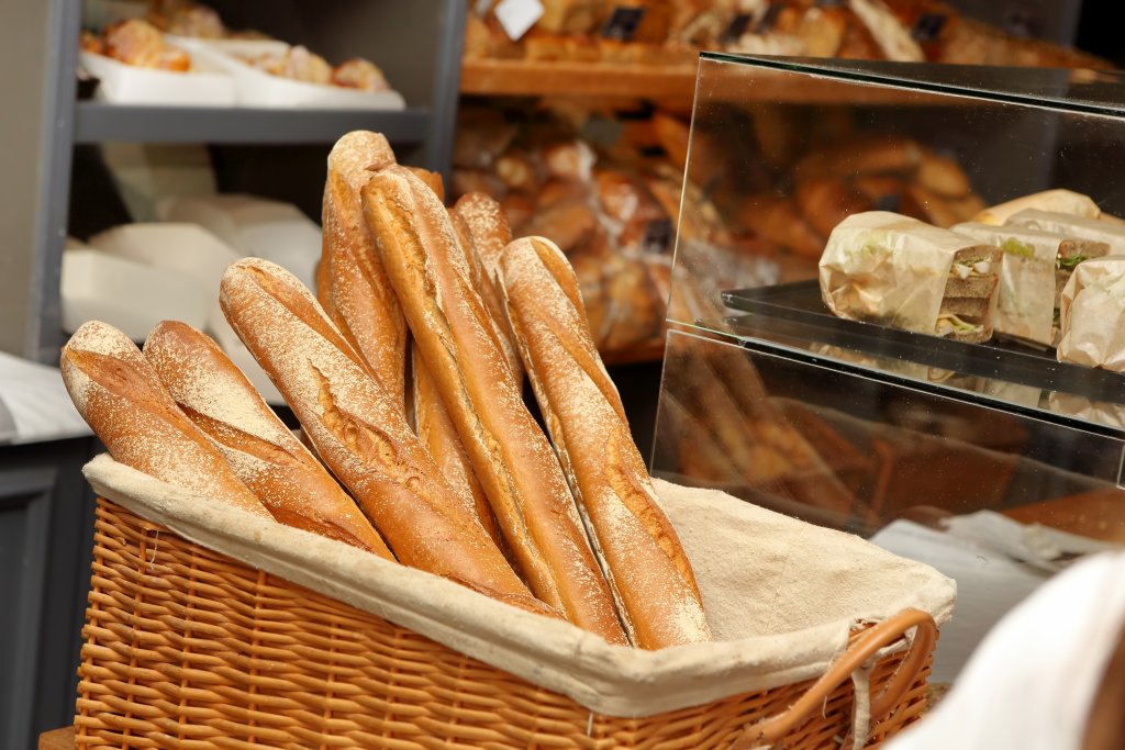 БагетитеБагетите са сред най-популярните символи на френската кухня, но всъщност са изобретени в Австрия и сред наименованията им е „виенски хляб“. Именно във Виена се заражда специфичната издължена форма на хляба, която прави коричката още по-хрупкава и неустоима, а в началото на XIX век багетата се пренася и във Франция.