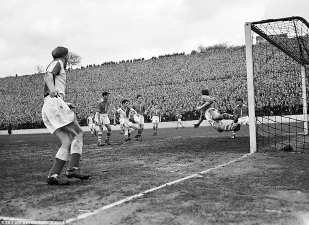 Стълпотворение и на стадион "Дъ Вали", където Чарлтън приема Блекбърн в мач през 1958 г. Сега стадионът е само за 25 000 и рядко е пълен... 