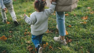 майка и дъщеря, на разходка с дете, момиченце