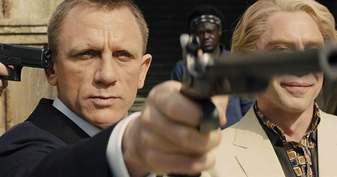 "007 Координати: Скайфол" (Skyfall)

Без значение дали сте съгласни, че "Скайфол" е един от най-добрите филми за Джеймс Бонд, не можете да оспорите наистина невероятното операторско майсторство на Дийкинс. Това е един от най-добре заснетите екшън филми на XXI в., като камерата улавя Бонд като застаряващ герой, който се съмнява в собственото си място в един променящ се свят. Декорите са впечатляващи с тяхното богатство – от боя в осветения от неон небостъргач, през преследването в лондонското метро до "пламтящия" финал. Всичко това е още по-впечатляващо, когато разбереш, че всички тези сцени са заснети в студио, а Дийкинс създава наистина реалистично изглеждащи условия с осветлението си, но, разбира се, я има и страхотната работа на терен в Шотландия. Филмът утвърждава Дийкинс като един от най-добрите и най-гъвкави оператори днес.