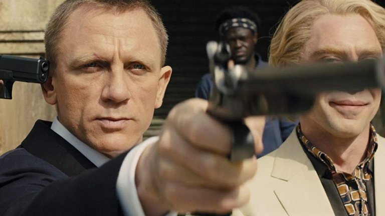 "007 Координати: Скайфол" (Skyfall)
Без значение дали сте съгласни, че "Скайфол" е един от най-добрите филми за Джеймс Бонд, не можете да оспорите наистина невероятното операторско майсторство на Дийкинс. Това е един от най-добре заснетите екшън филми на XXI в., като камерата улавя Бонд като застаряващ герой, който се съмнява в собственото си място в един променящ се свят. Декорите са впечатляващи с тяхното богатство – от боя в осветения от неон небостъргач, през преследването в лондонското метро до "пламтящия" финал. Всичко това е още по-впечатляващо, когато разбереш, че всички тези сцени са заснети в студио, а Дийкинс създава наистина реалистично изглеждащи условия с осветлението си, но, разбира се, я има и страхотната работа на терен в Шотландия. Филмът утвърждава Дийкинс като един от най-добрите и най-гъвкави оператори днес.