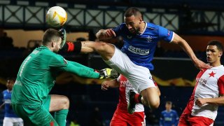 Зверски ритник в главата, бой в тунела и расизъм при издънката на Рейнджърс в Лига Европа (видео)