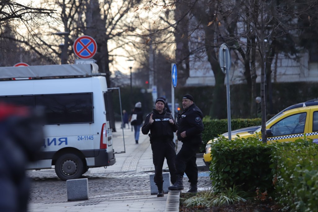 Полиция и прокуратура влязоха в имоти на Васил Божков (Снимки)